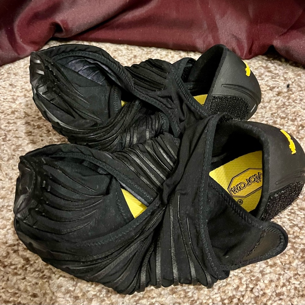 Vibram Black Furoshiki Shoes - Picture 2 of 6